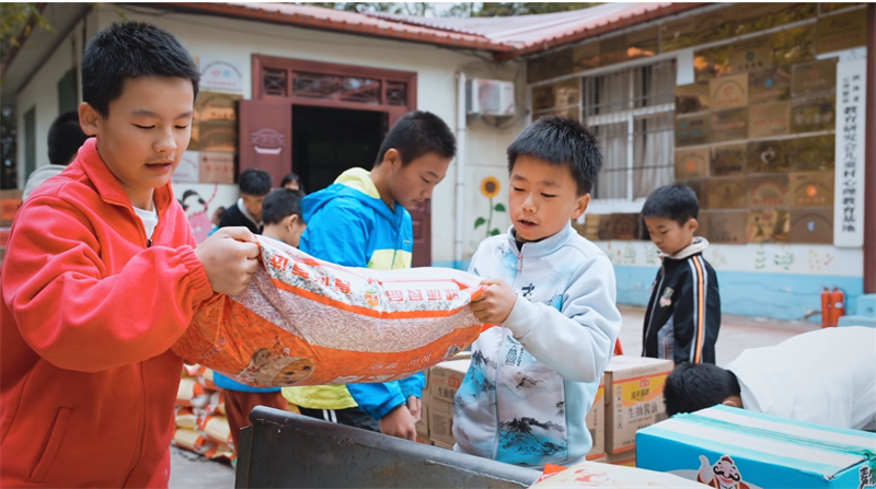 不啻微光 造炬成陽丨精誠(chéng)展覽走進(jìn)太陽村關(guān)愛兒童公益行